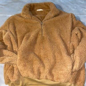 SUPER COMFY SWEATSHIRT..NEVER WORN!